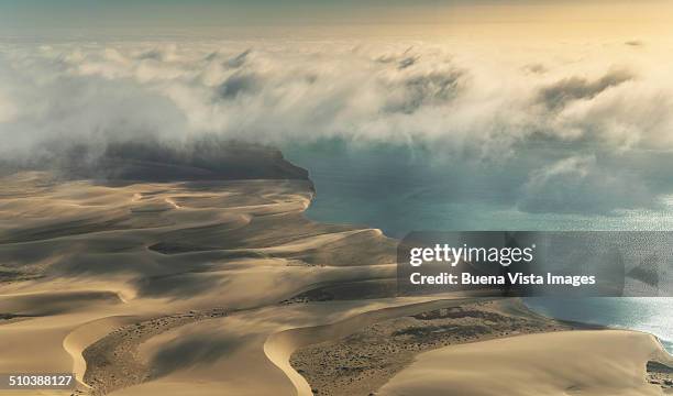 clouds over namibia's skeleton coast - namib stock-fotos und bilder