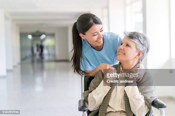 paciente minusvalía en el hospital - geriatria fotografías e imágenes de stock