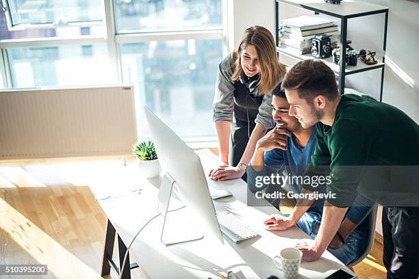 geschäftsreisende, zusammen - creative studio stock-fotos und bilder