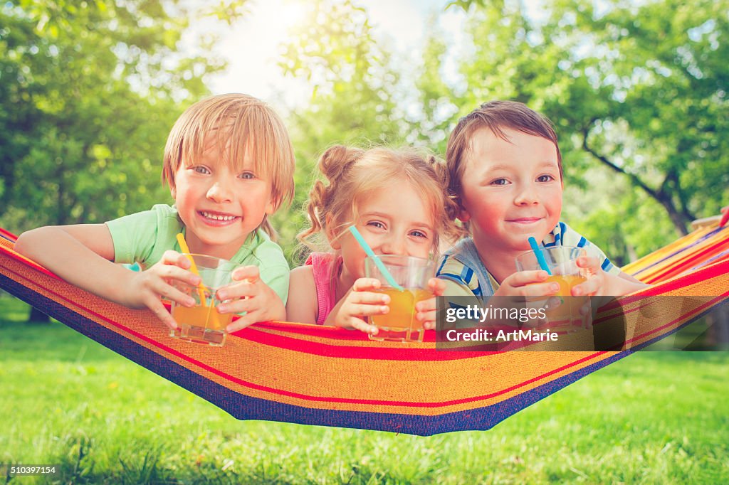 Jungen und Mädchen im Sommer