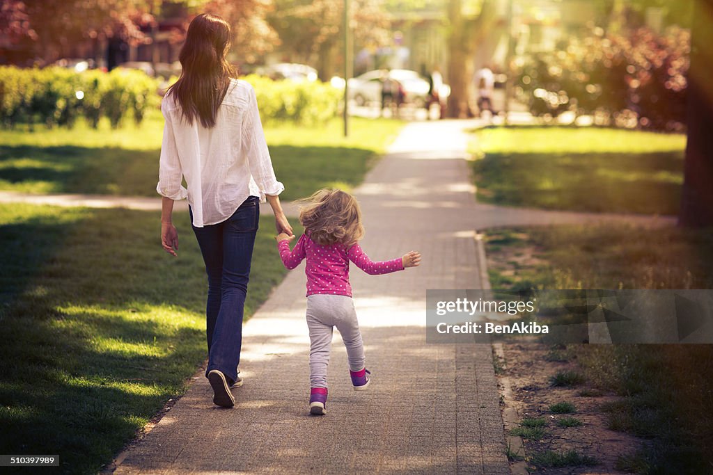 Mutter und Tochter, die einen Spaziergang im Park