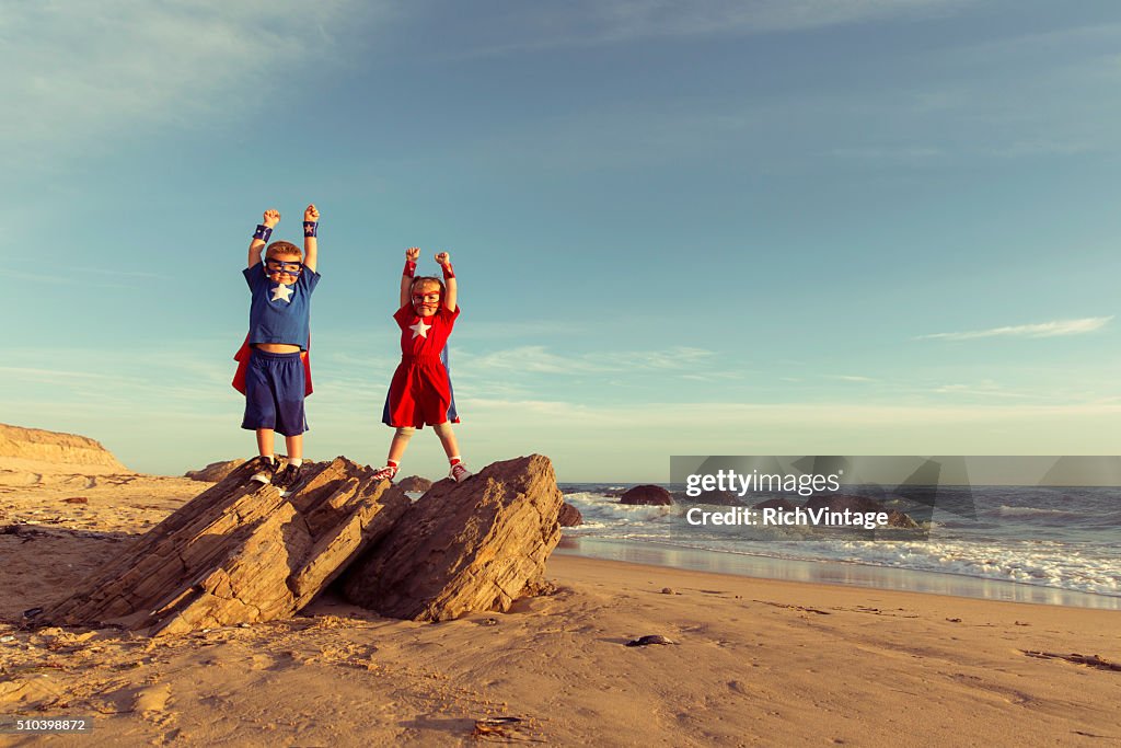 Jungen und Mädchen gekleidet wie Superhelden auf California Strand