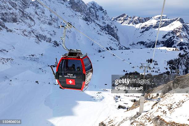 titlis seilbahn engelberg der schweiz - gondel stock-fotos und bilder