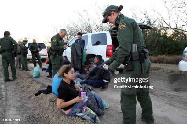 fronteira patrulha, rio grande vale, texas, 9 de fevereiro de 2016 - imigrante ilegal - fotografias e filmes do acervo