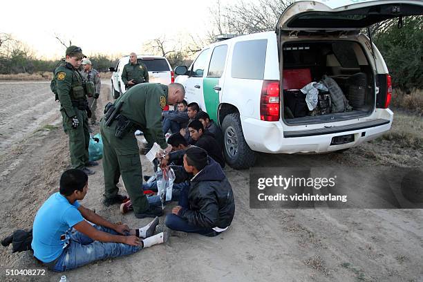 patrulha da fronteira, vale do rio grande, texas, 9 de fevereiro, 2016 - emigrante ilegal imagens e fotografias de stock