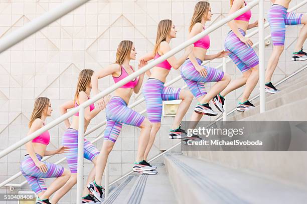 séquence d'une femme coureur formation sur l'escalier - série séquentielle photos et images de collection