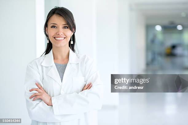 médica no hospital - doctor lab coat imagens e fotografias de stock