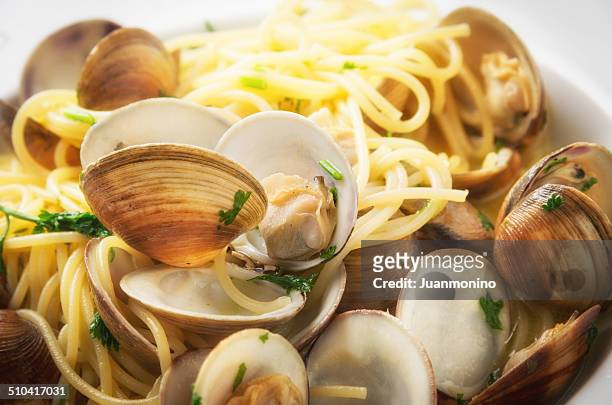 spaghetti vongole - clams cooked stock-fotos und bilder