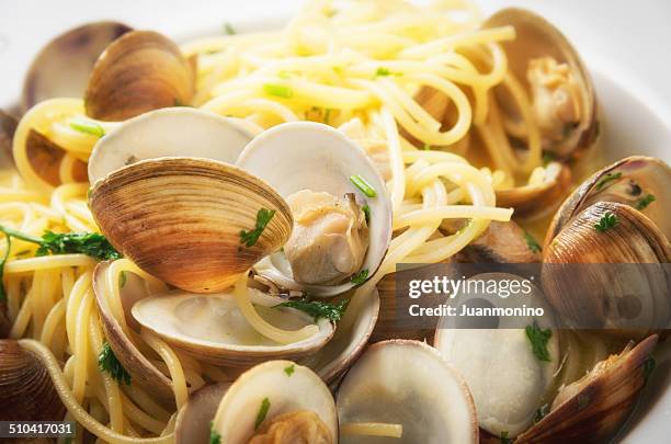 spaghetti alle vongole - spaghetti foto e immagini stock