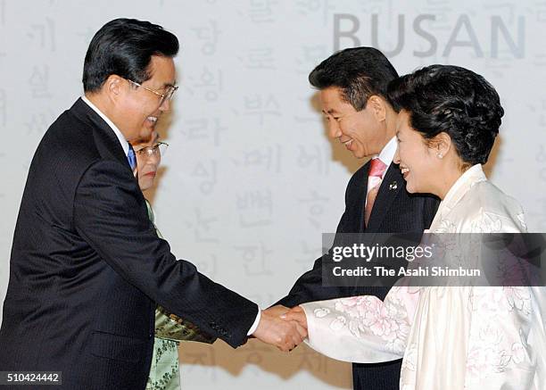 Chinese President Hu Jintao and his wife Liu Yongqing are welcomed by South Korean President Roh Moo hyun and his wife Kwon Yang-sook prior to the...