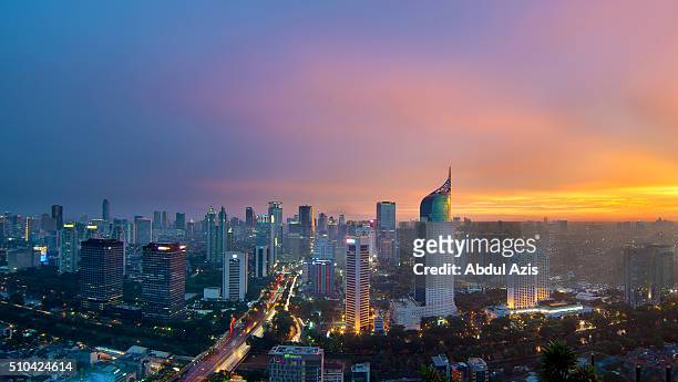 jakarta cityscape epic sunset - yakarta fotografías e imágenes de stock