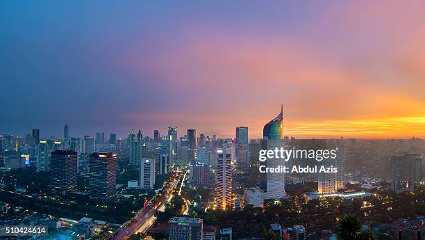 jakarta cityscape epic sunset - indonesia stockfoto's en -beelden