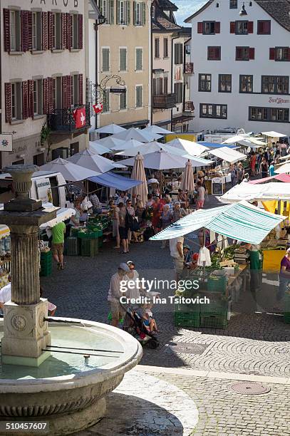 weekly market on the main square of rapperswil - rapperswil stock-fotos und bilder