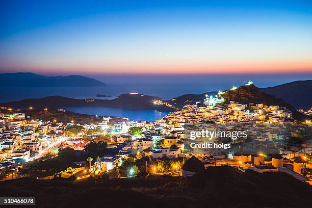 vue sur ios, grèce au crépuscule - ile d'ios grèce photos et images de collection