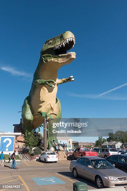 gigante modello di tirannosauro rex drumheller canada - sculpture canada foto e immagini stock