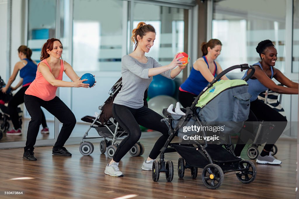 Mütter Training mit Ihrem Baby in einem Fitnessstudio
