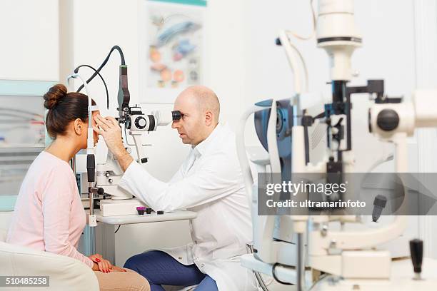 no optician ophthalmology médico oftalmologista optometrista olho exame médico - medical laser - fotografias e filmes do acervo