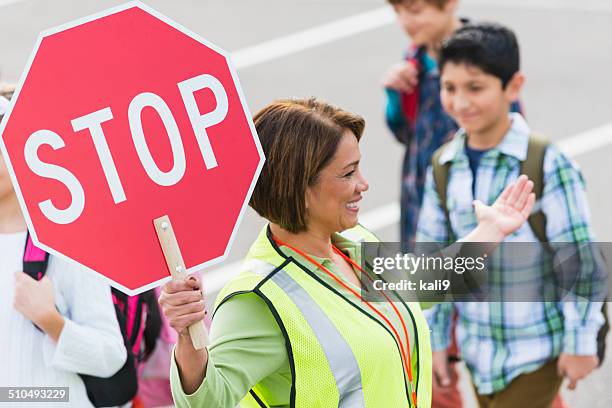 protección de cruce escolar - vigilante de paso de peatones fotografías e imágenes de stock