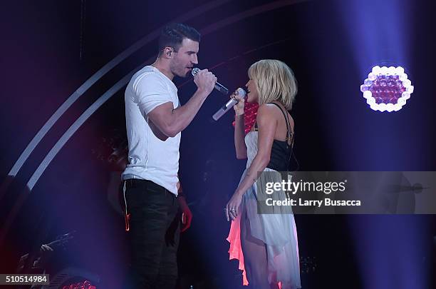 Singers Sam Hunt and Carrie Underwood perform onstage during The 58th GRAMMY Awards at Staples Center on February 15, 2016 in Los Angeles, California.