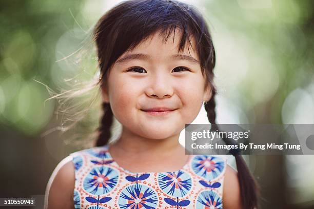child smiling cheerfully at camera - leanincollection girls stockfoto's en -beelden
