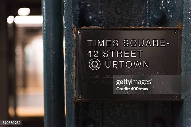 new york city subway - q and a stock-fotos und bilder