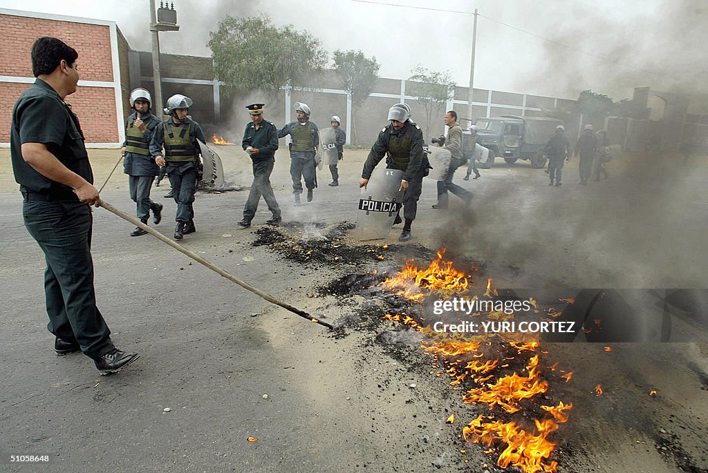 Peruvian Riot Armor Peruvian police officers and anti-riot policemen remove a barricade ...