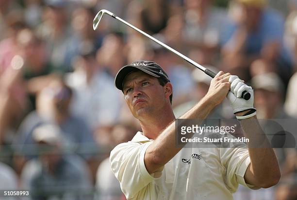 Cliff Kresge hits a shot during the second round of the 104th U.S. Open June 18, 2004 at Shinnecock Hills Golf Club in Southampton, New York.