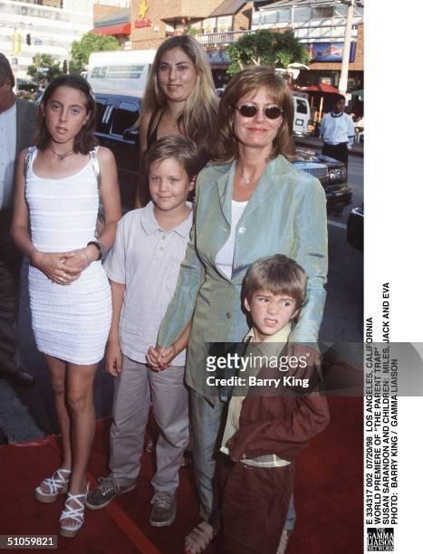 Los Angeles, California World Premiere Of "The Parent Trap" Susan Sarandon And Children: Miles, Jack And Eva