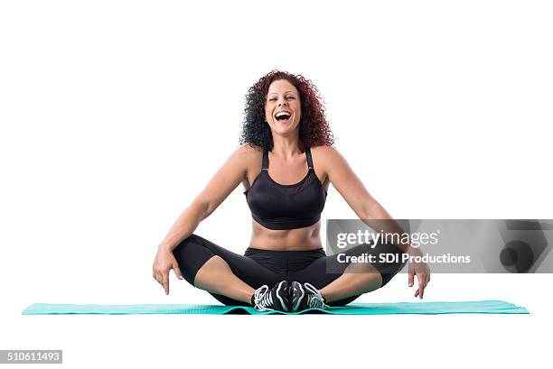 athletic fitness instructor lachen während yoga oder pilates-training - teacher studio portrait stock-fotos und bilder