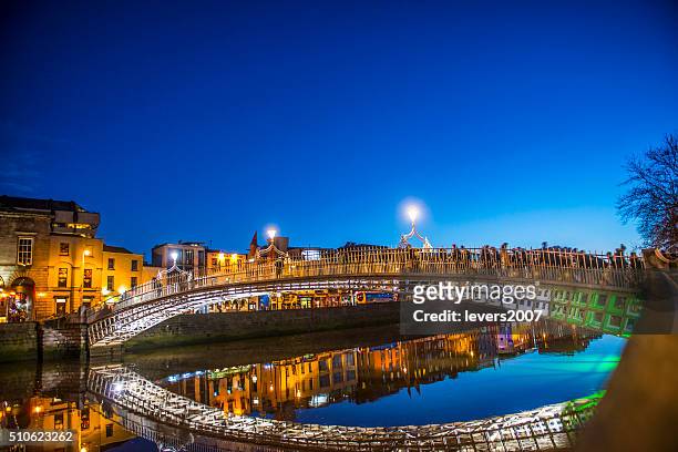 ha'penny bridge dublin - ha'penny bridge dublin stock pictures, royalty-free photos & images