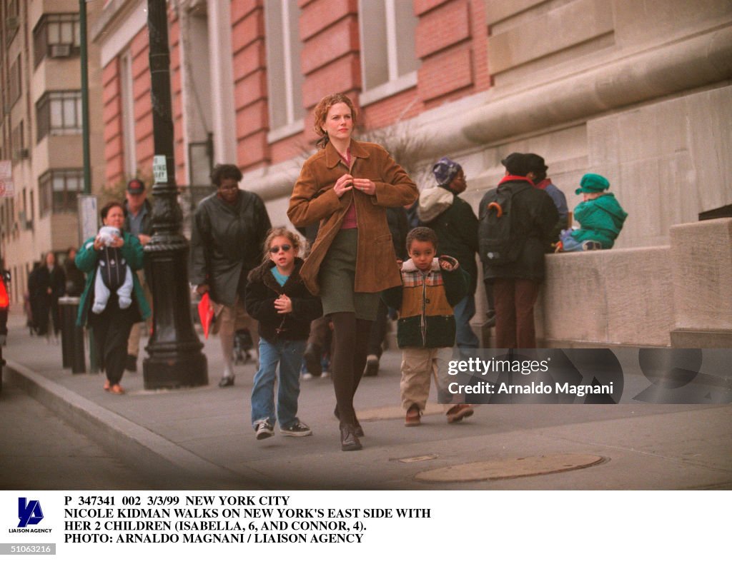 Nicole Kidman Walks On New York's East Side With Her 2 Children (I