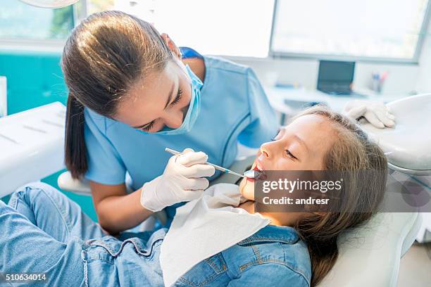 belle fille dans le dentiste - dentiste photos et images de collection