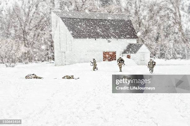 wwii us military squadron taking fire during a snow storm - doen alsof je dood bent stockfoto's en -beelden