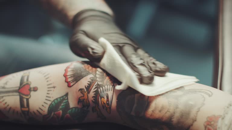 https://media.gettyimages.com/id/510649104/video/tattoo-artist-tattooing-young-woman.jpg?b=1&s=640x640&k=20&c=6N-LpGz3B-TKSY0ePhdleUxoMiHpwYudqzngLp6b-Ok=