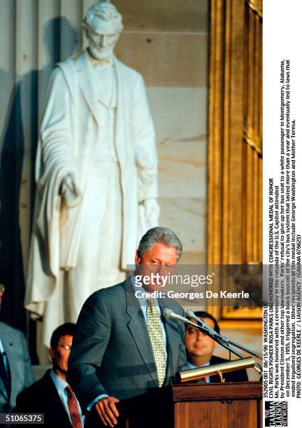 President Bill Clinton 352905 001 06/15/99 Washington Dc Civil Rights Pioneer Rosa Parks Honored With Congressional Medal Of Honor Ms. Parks Was...