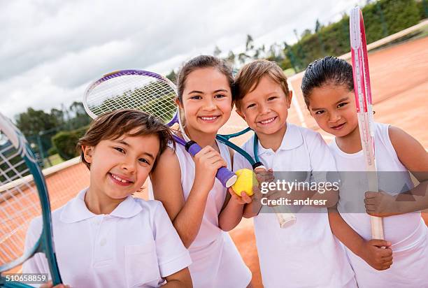 niños de tomar lecciones de tenis - vestido blanco fotografías e imágenes de stock
