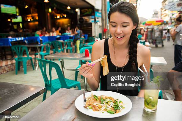 eating thai food on khao san road bangkok thailand - noodles eating stock pictures, royalty-free photos & images