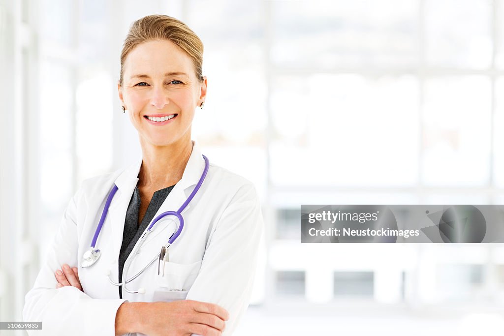 Lächelnd Reife Arzt im Krankenhaus