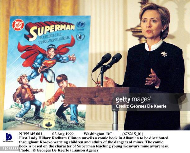 Aug 1999 Washington, Dc First Lady Hillary Rodham Clinton Unveils A Comic Book In Albanian To Be Distributed Throughout Kosovo Warning Children And...