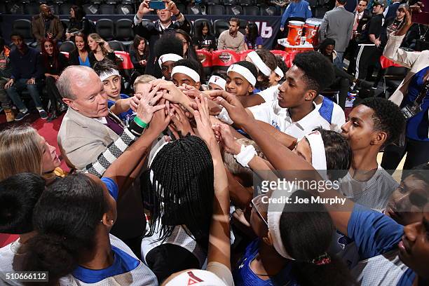 Martin Dempsey huddles with kids from the NBA Jr clinic during the Taco Bell Skills Challenge as part of NBA All-Star 2016 on February 13, 2016 at...