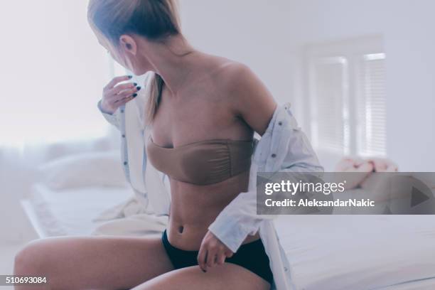 la mañana tiempo - corpiño fotografías e imágenes de stock