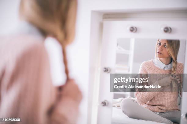 haciendo mi cabello - trenzado fotografías e imágenes de stock