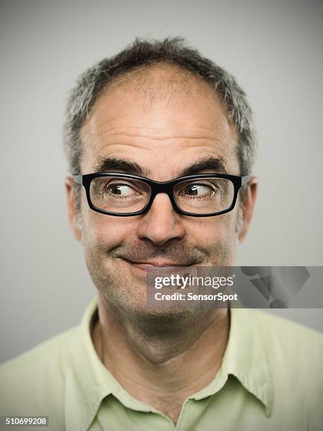 portrait d'un homme heureux caucasien real - sourire narquois photos et images de collection