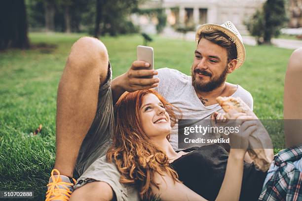couple traveling europe - couple with smart phone stock pictures, royalty-free photos & images