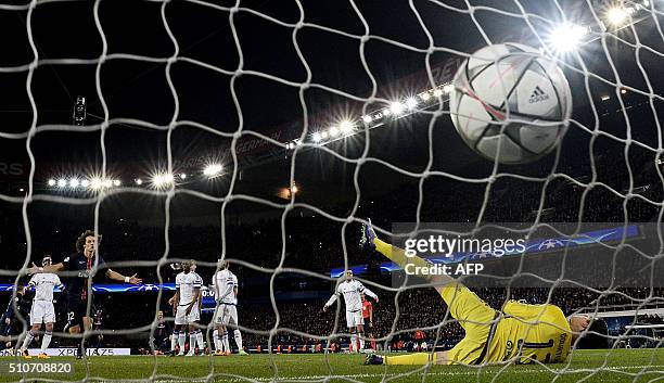 Chelsea's Belgian goalkeeper Thibaut Courtois takes the first goal during the Champions League round of 16 first leg football match between Paris...