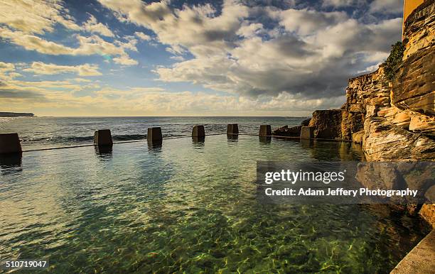 coogee beach - playa coogee fotografías e imágenes de stock