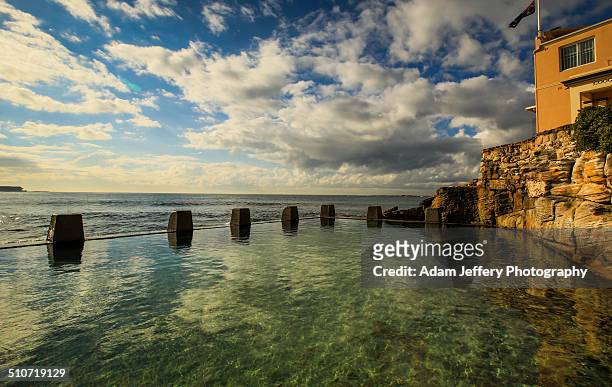 coogee beach rock pools, sydney, australia - coogee beach imagens e fotografias de stock