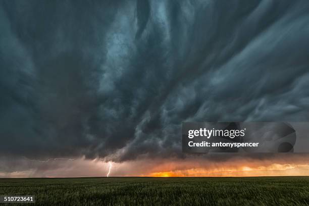 supercell thunderstorm and mammatus cloud on tornado alley - arkansas stock pictures, royalty-free photos & images