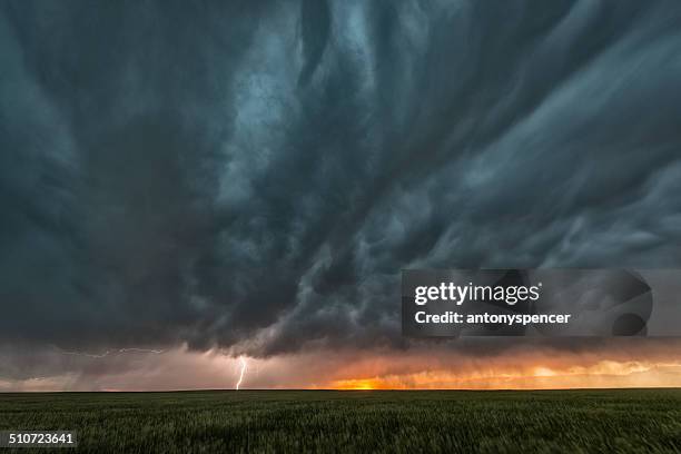 supercell thunderstorm and mammatus cloud on tornado alley - south dakota state v kansas stock pictures, royalty-free photos & images