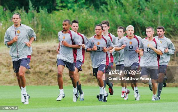 Rio Ferdinand, David Bellion, Chris Eagles, Kieran Richardson, David Jones, Liam Miller, Alan Smith, Phillip Bardsley and Roy Keane of Manchester...